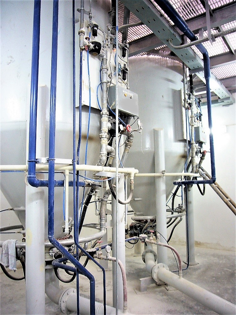Dense phase pneumatic conveying system